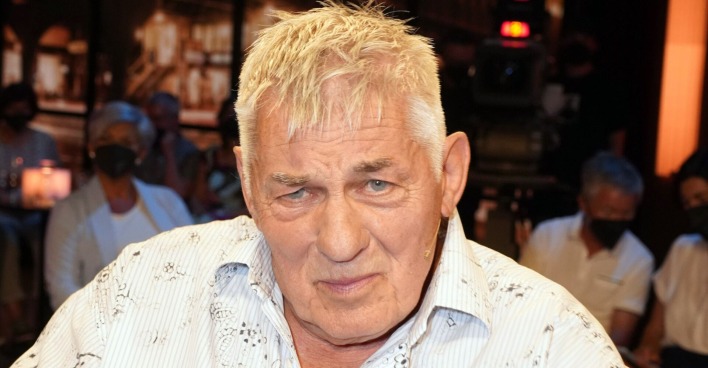 Heinz Hoenig mit einem weißen Hemd.