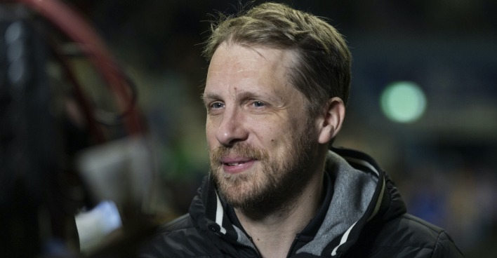 Oliver Pocher mit einer Jacke und einem Dreitagebart.
