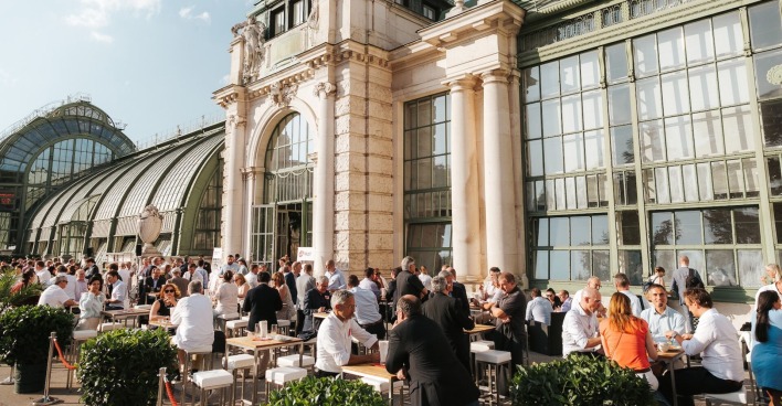 Blick auf die Terrasse voller Menschen