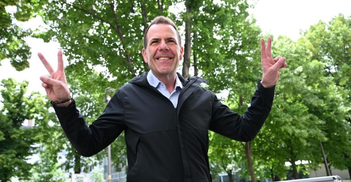 Porträt, lachend und mit Victory-Zeichen