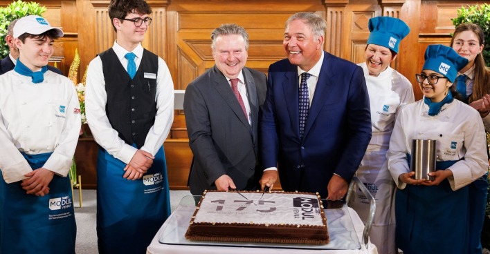 Gruppenbild mit Torte