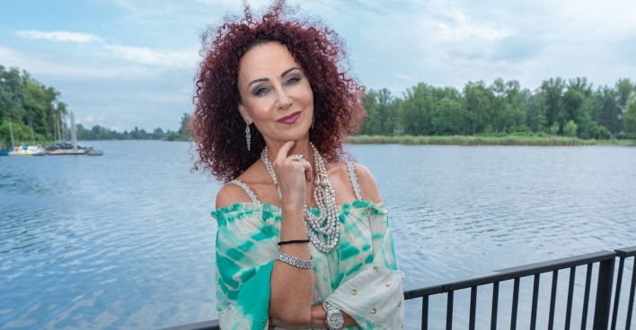 Christina "Mausi" Lugner in einem grün weißen Kleid.