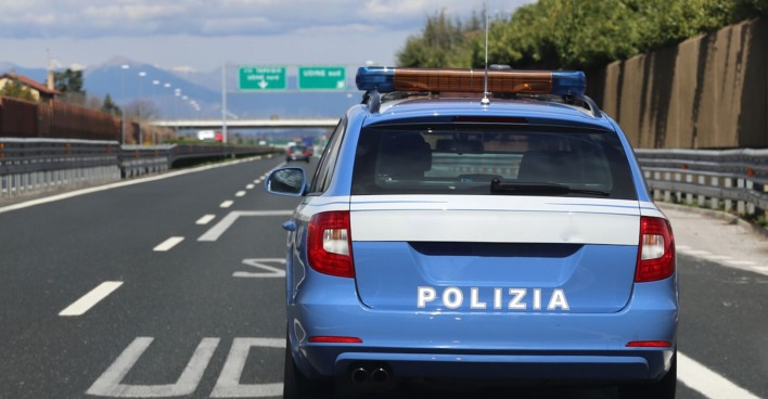 Ein italienisches Polizeiauto auf der Autobahn.