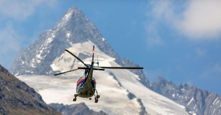 Polizeihubschrauber Libelle im Einsatz in den Bergen.