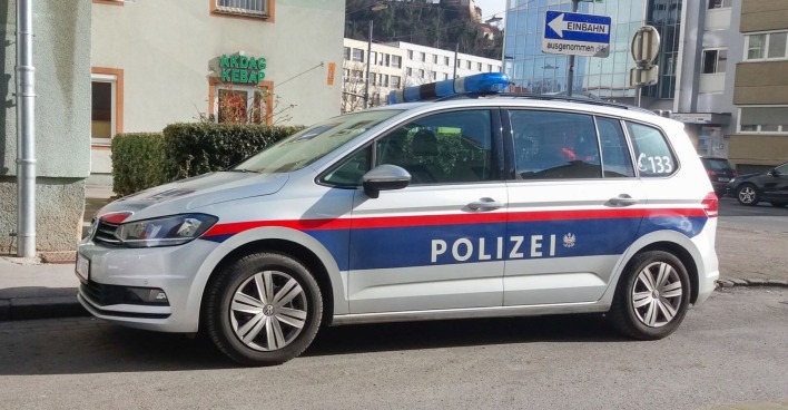 Polizeiauto vor einem Wohngebäude