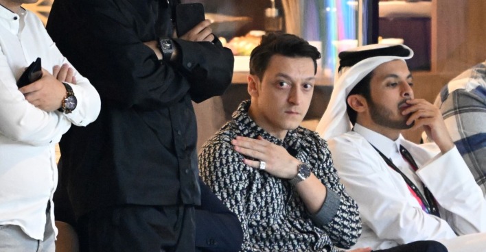 Der ehemalige Fußballer Mesut Özil sitzt in einer Loge