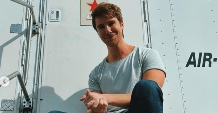 Mike Heslin sitzt vor einem Wohnwagen.