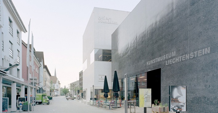 Kunstmuseum Liechtenstein: Mit seiner ikonischen Architektur und der dunklen reflektierenden Fassade prägt es seit dem Jahr 2000 das Ortsbild von Vaduz.