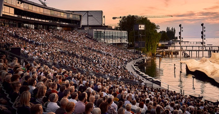 Rund 200.000 Besucher: innen locken die Bregenzer Festspiele jährlich an den Bodensee.