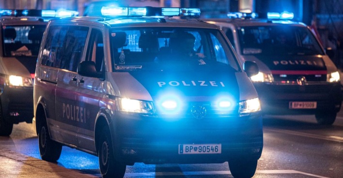 Polizeiautos mit Blaulicht im Einsatz