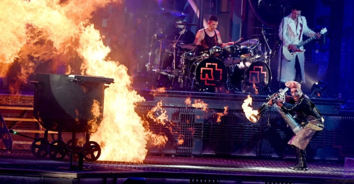 Rammstein mit Feuershow auf der Bühne.