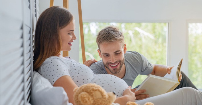 Schwangere Frau liegt im Bett | Credit: iStock.com/Inside Creative House