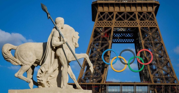 Ringe der Olympischen Spiele am Eiffelturm.