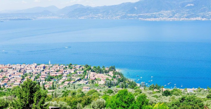 Luftaufnahme von Torri del Benaco am Gardasee.