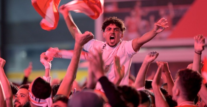 Fußballfans feuern ihre Mannschaften beim Public Viewing am Wiener Hauptbahnhof an.