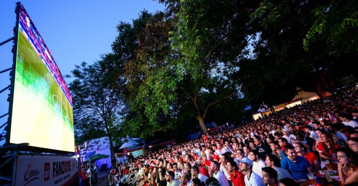 Viele Menschen beim Public Viewing in Wien.