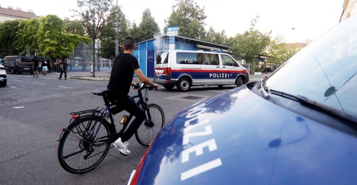 Polizeiautos und ein Jugendlicher am Yppenplatz.