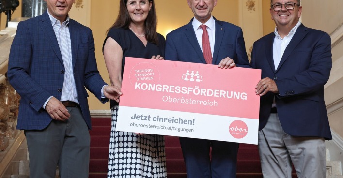 Oberösterreich Tourismus- Geschäftsführer Andreas Winkelhofer, Obfrau der WKOÖ- Fachgruppe Freizeit und Sportbetriebe Petra Riffert, Wirtschaftsund Tourismus-Landesrat Markus Achleitner und Design Center Linz-Geschäftsführer Thomas Ziegler präsentieren die Kongressförderung Oberösterreich.