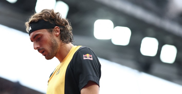 Enttäuscht blickender Tennisspieler