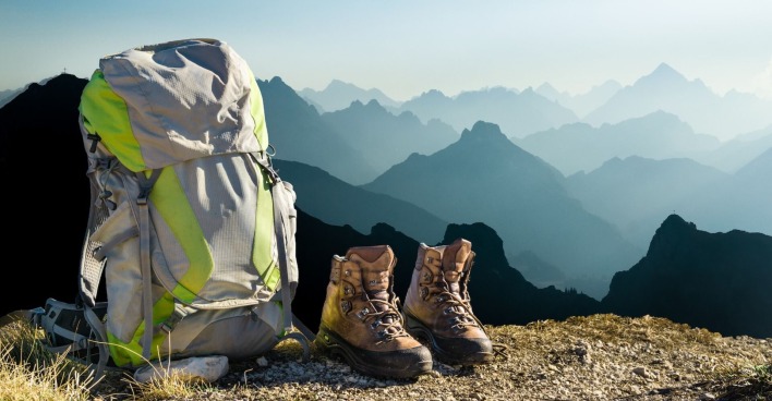 Wanderausrüstung, abgestellt in den Bergen