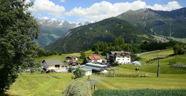 Bergdorf Ladis mit Blick ins Kaunertal in den österreichischen Alpen