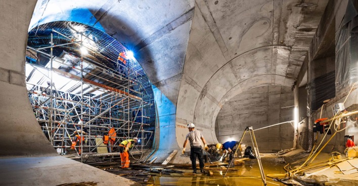 Arbeiter in einer Tunnelbaustelle beim U-Bahnbau