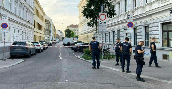 Polizisten am Tatort Yppenplatz in Wien Ottakring