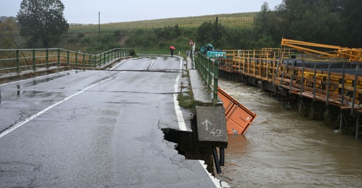 Eingestürzte Brücke in Böheimkirchen, daneben die Baustelle der neuen Brücke