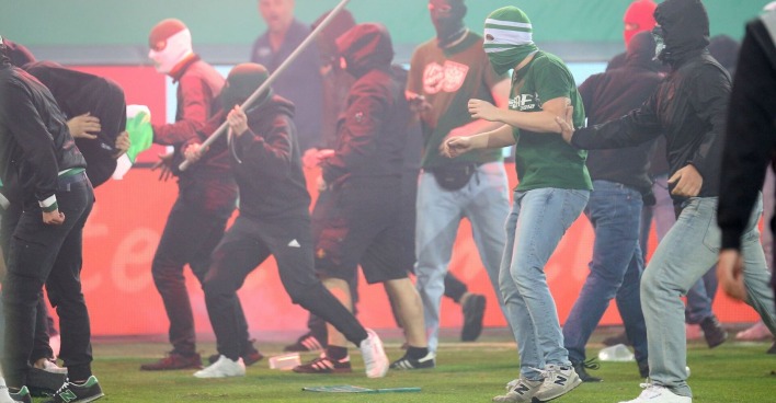Eskalierende Fans beim Wiener Derby.