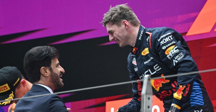 FIA Präsident Sulayem und Max Verstappen bei einer Siegerehrung