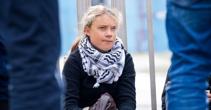 Die Klimaaktivistin Greta Thunberg bei einem Protest sitzend