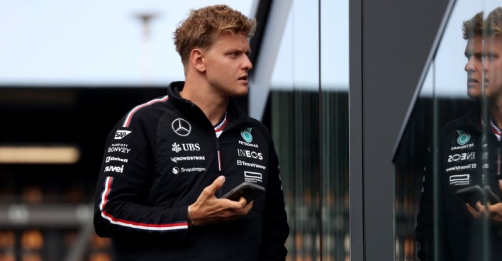 Mick Schumacher trägt ein Mercedes-Oberteil