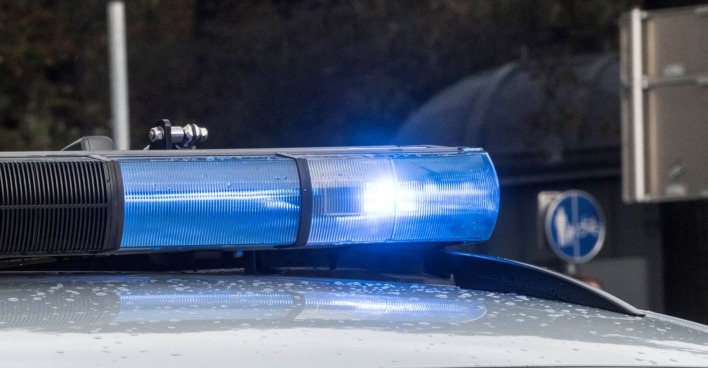 Eingeschaltetes Blaulicht eines Polizeiwagens