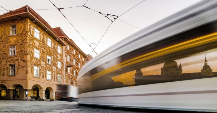 Fahrende Straßenbahn in Graz