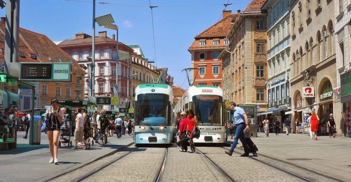 Straßenbahn und Passanten in Graz.