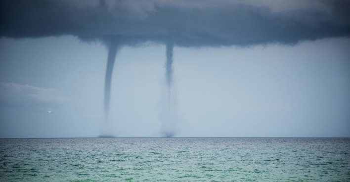 Zwei Tornados auf dem offenen Meer.