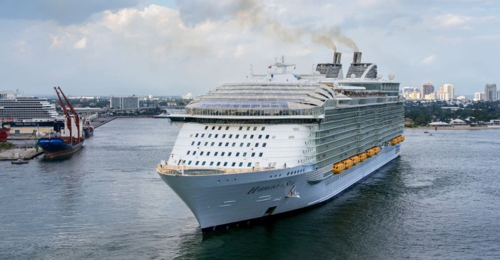Das Schiff Harmony of the Seas in einem Hafen.
