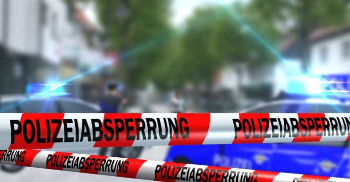 Blaulicht und Polizeisperre.