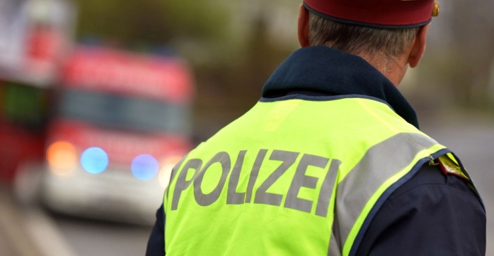 Polizist vor Feuerwehrauto