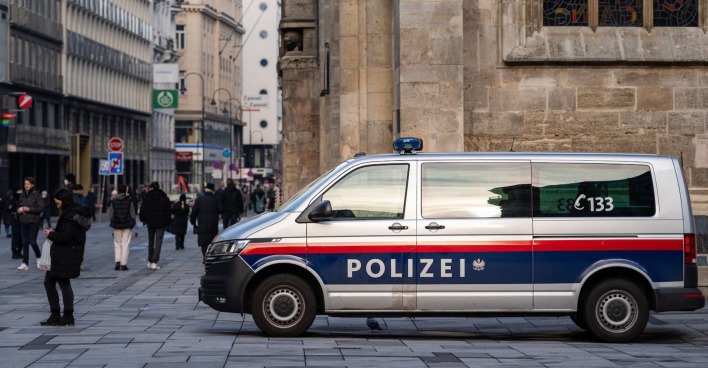 Ein Polizeiauto in einer Stadt.