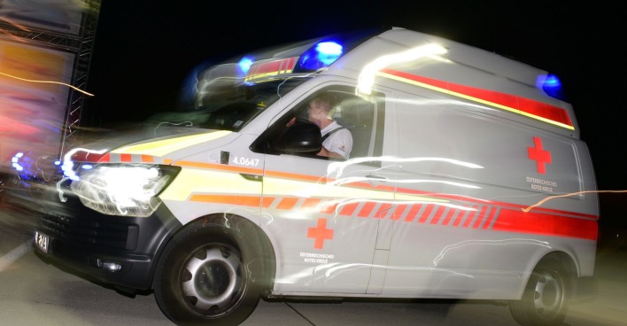 Rettungswagen fährt nachts schnell