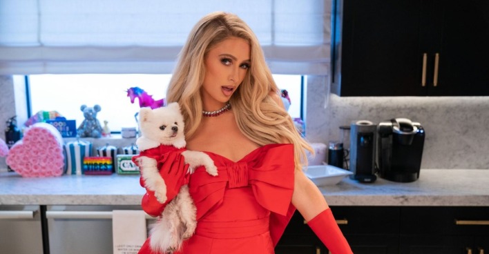 Paris Hilton hält ihren Hund.