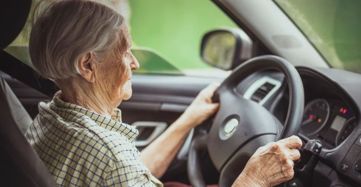 Eine Seniorin hinter dem Steuer eines Pkws.