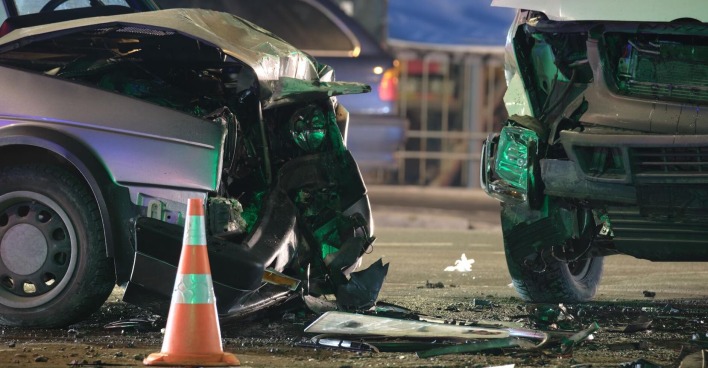 Zwei beschädigte Autos nach einem Unfall.