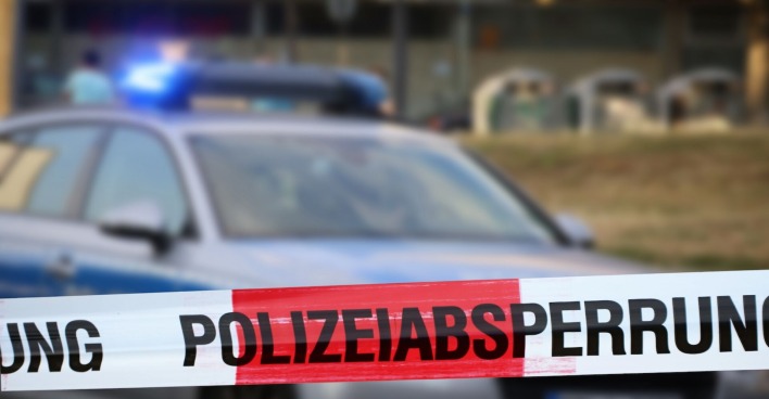 Polizeiauto und Absperrung an einem Einsatzort.