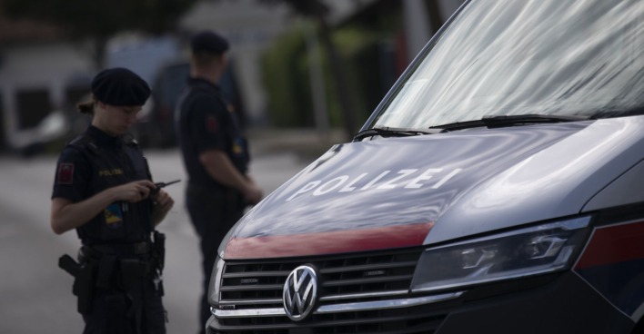 Polizeiauto und zwei Beamten im Einsatz.