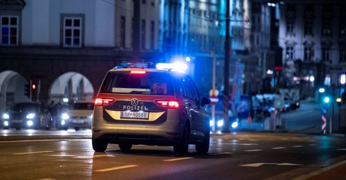 Ein Polizeiwagen in der Nacht auf dem Weg zu einem Einsatz.