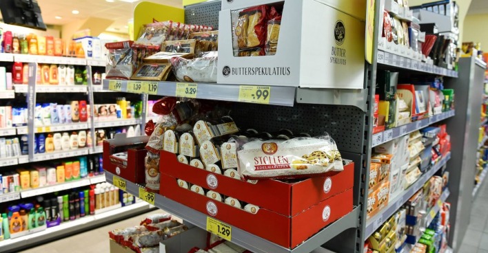 Stollen und Spekulatius-Kekse in einem Supermarkt.