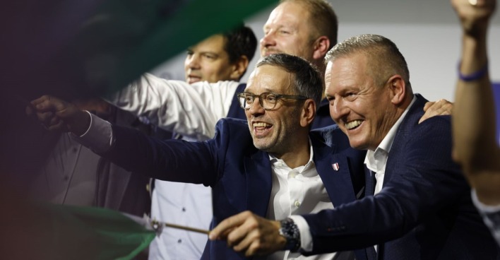Kunasek und Kickl freuen sich über den Wahlsieg der FPÖ.