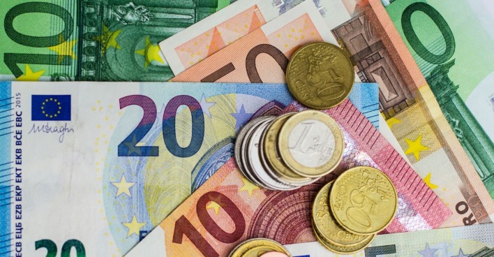Geldscheine und Münzen: Familien bekommen 2025 mehr Geld.T